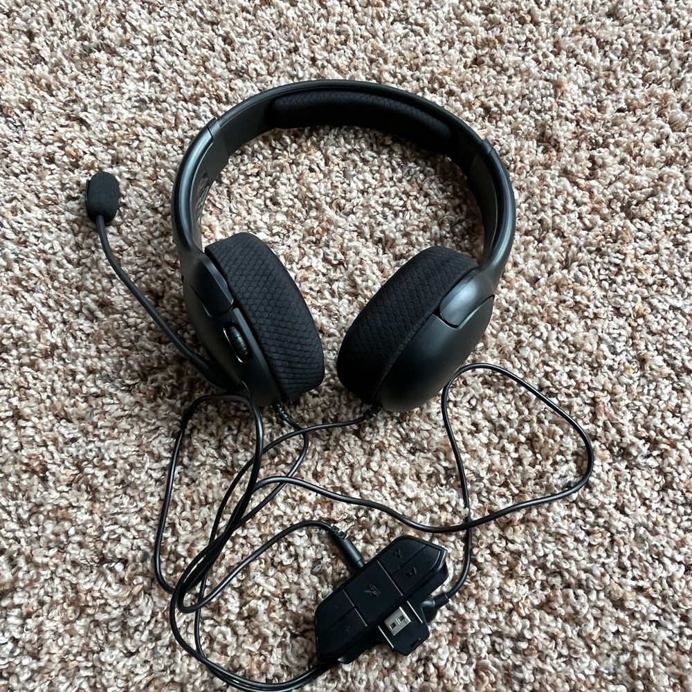 Headset with microphone for video games